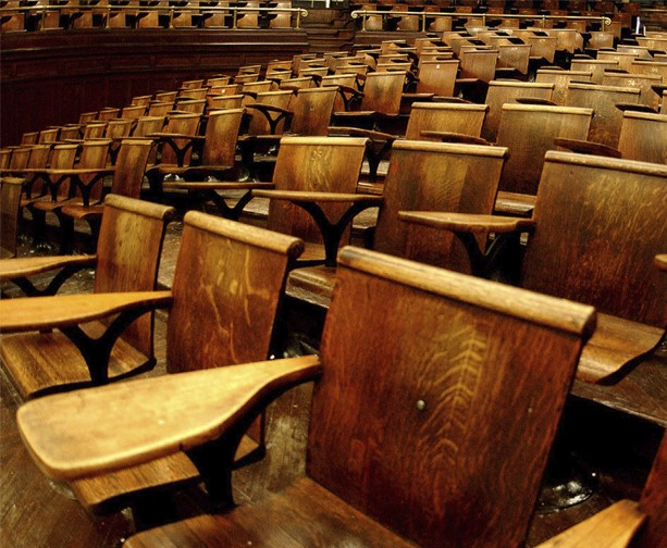 desks inside a lecture room